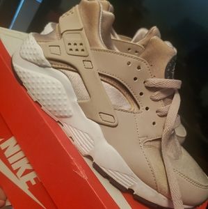 Nike huarache run 6.5 y in womans a 8